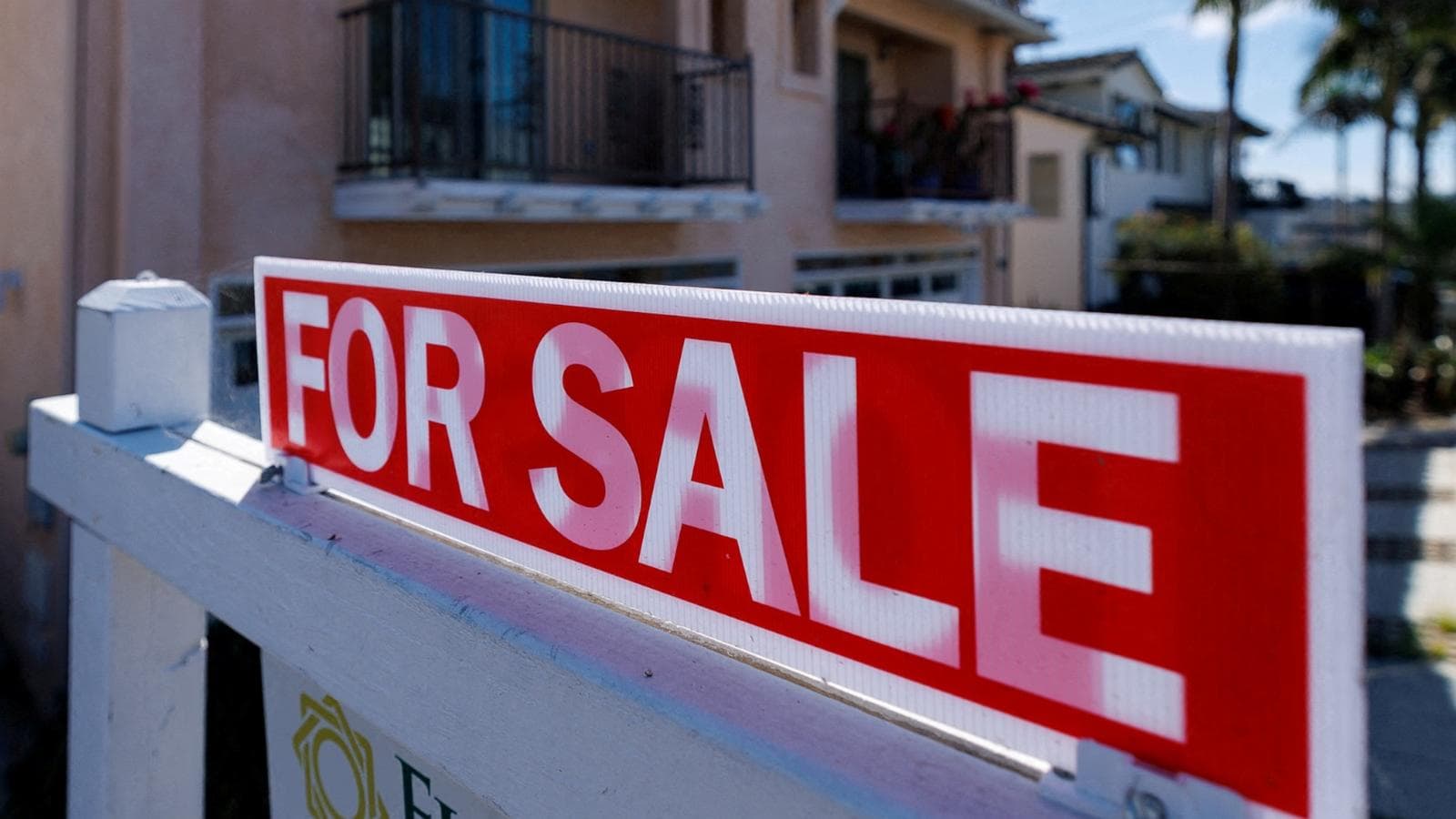 Mortgage rates fall to lowest level in nearly 4 weeks